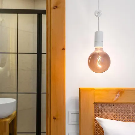 Audo Local Hotel