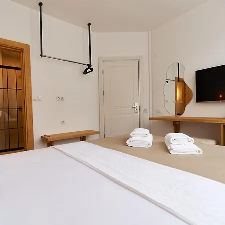 Audo Local Hotel *