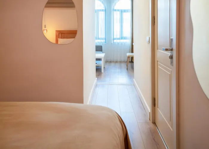 Audo Local Hotel