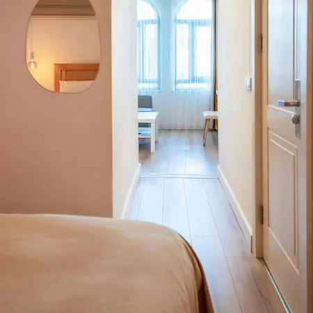 Audo Local Hotel