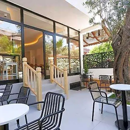 Audo Local Hotel